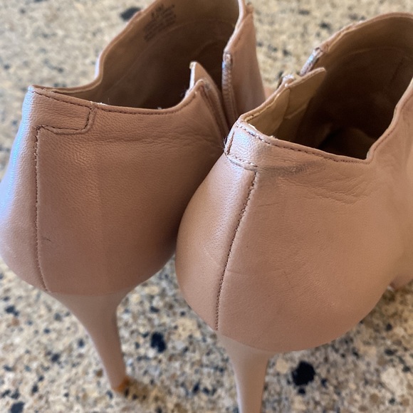 Gianni Bini Cream/Tan Zipper Heels Booties 8.5 - Picture 9 of 9